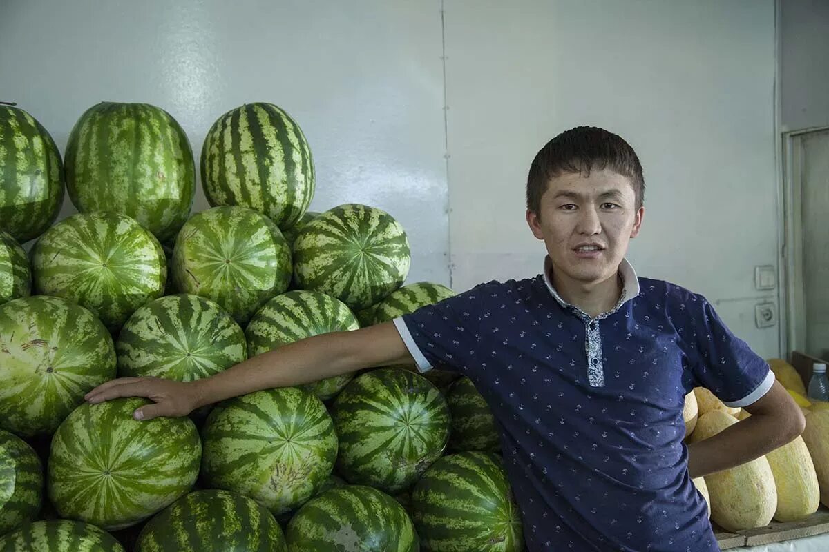 Таджик на рынке. Таджик с арбузами. Продавец арбузов. Арбузы продают. Таджик с арбузами на рынке.