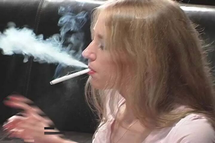 пар из носа. выдыхание дыма через нос. пар через нос. трюки из дыма вейпа. трюки из пара.