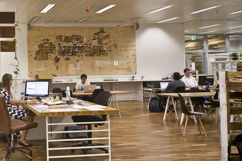 Технологичный коворкинг. Коворкинг люди. I work in a space. Рабочая обстановка в офисе. Коворкинг офис.