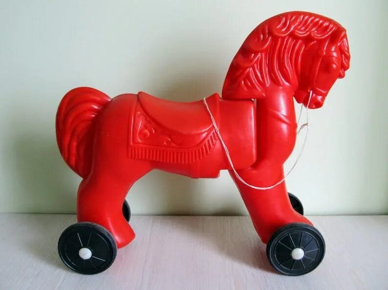 Советская лошадка. Пластмассовая лошадка на колесиках. Конь на колесиках игрушка. Советская игрушка лошадка на колесиках. Пластмассовая лошадь на колесиках.