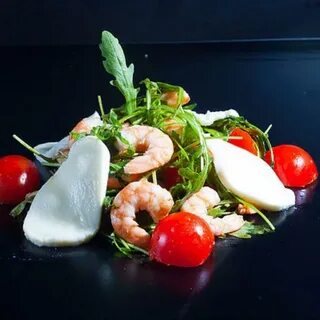 Салат руккола с креветками и черри