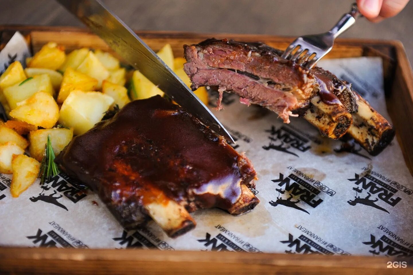 Реберная басты. Реберная кафе. Филе миньон с зеленой спаржей фрэнк. Реберная басты. Ресторан франк на рубинштейна.