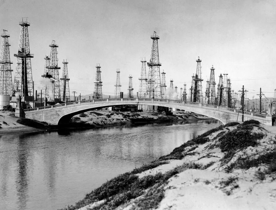 Добыча нефти в 19-20 веков на америки. Нефтяные камни азербайджан ссср. Нефтедобыча в мексике 20 век. Добыча нефти 20 век. Нефтяные заводы в баку 19 век.