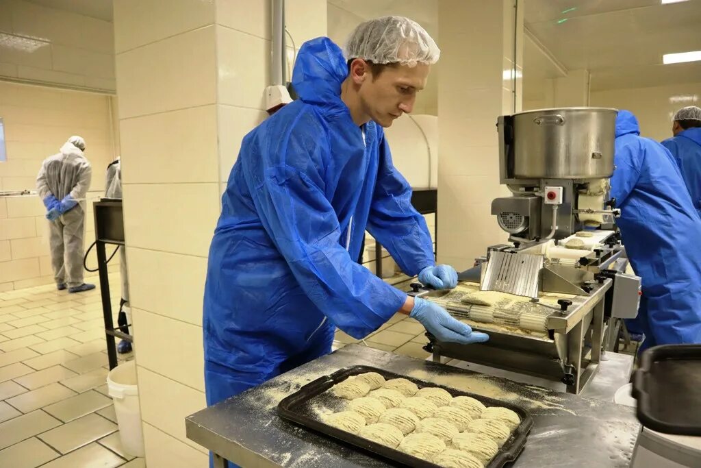 Цех мясных полуфабрикатов. Цех мясных полуфабрикатов. Рыбный цех. Цех полуфабрикатов. Формование мясных полуфабрикатов.