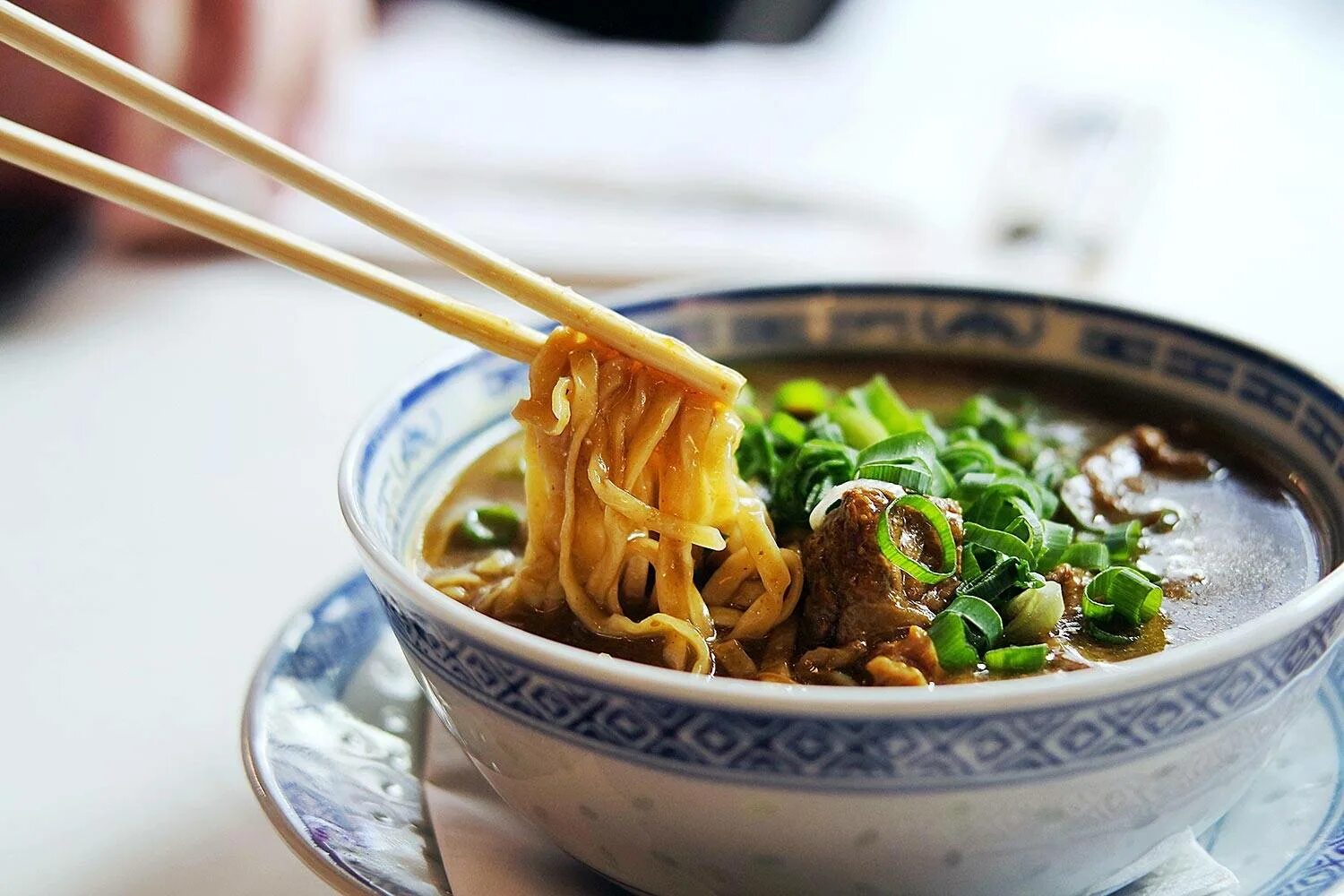 Гонконгский суп с лапшой. Паста мисо рамен японские. Суп лапша со свининой. Рамен лапша япония. Суп лапша со свининой.