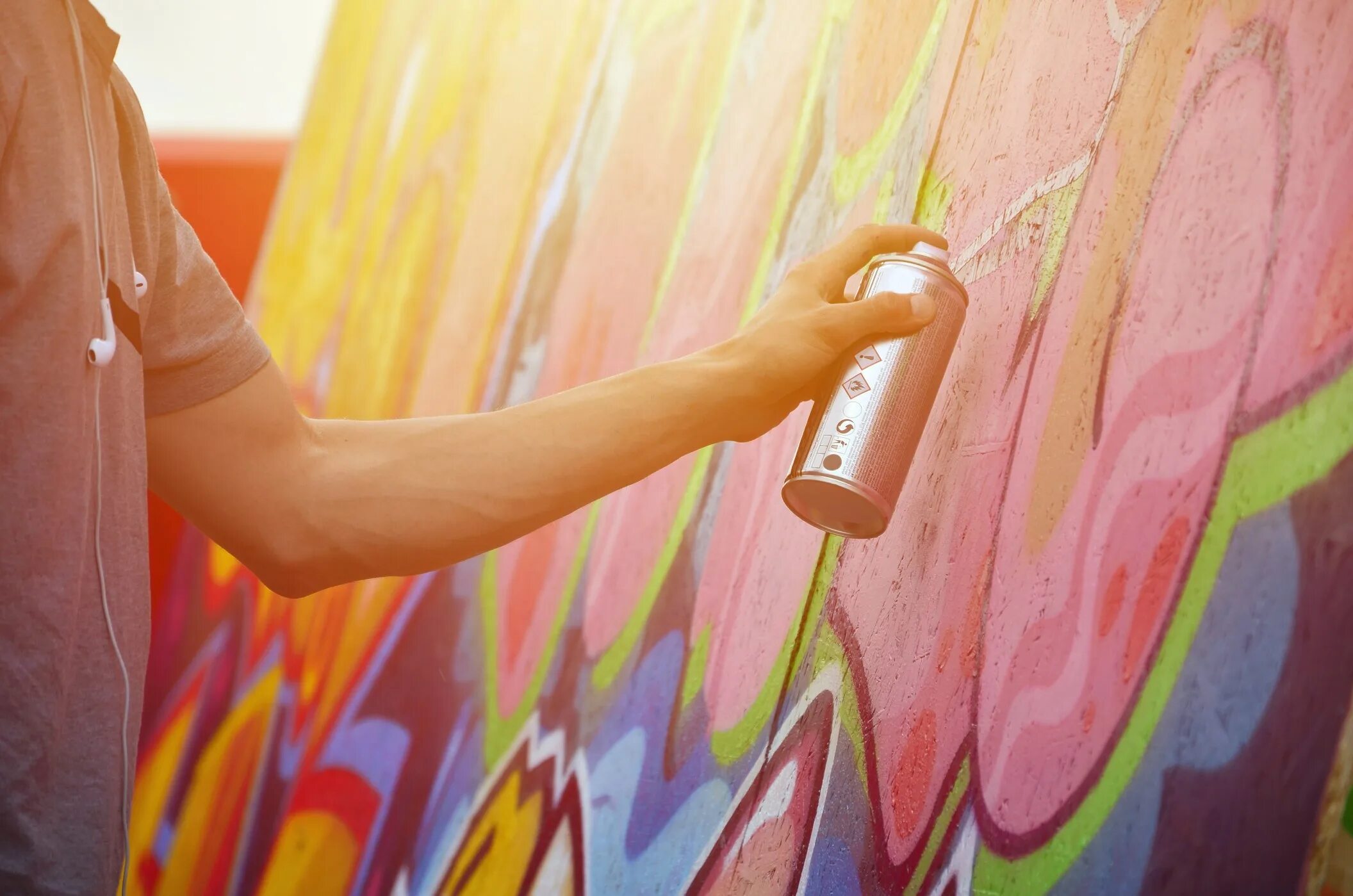 Разрисованный художником. Покраска стен баллончиком в квартире. Разрисованные стены баллончиком. Разрисованные стены на улице. Рисунки баллончиком на стенах.
