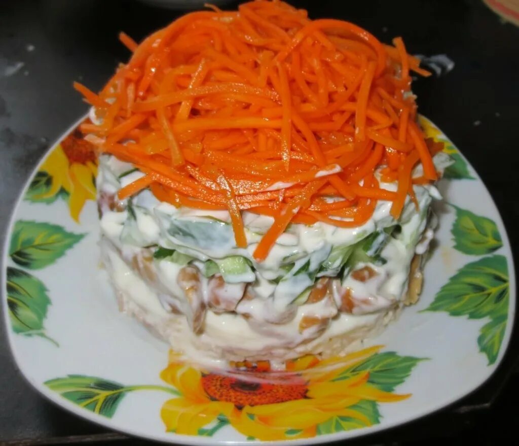 Салат с копчёной курицей и корейской морковью и грибами. Салат Фаттуш с корейской морковью. Слоеные салаты с корейской морковкой.