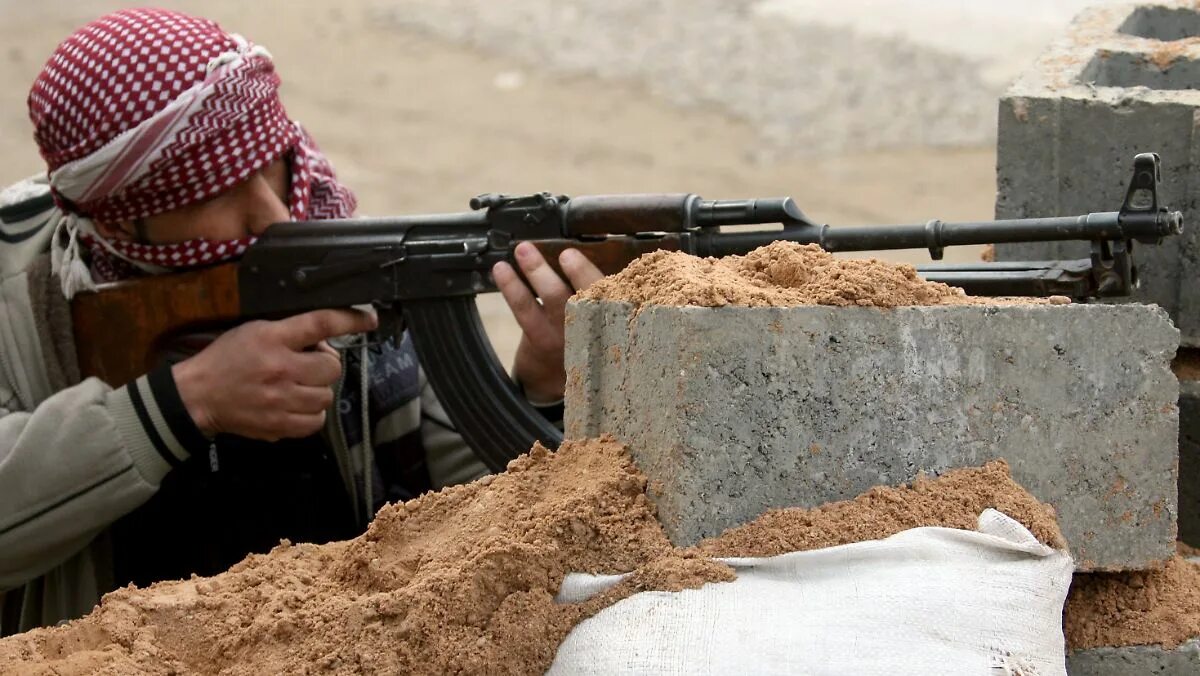 Террорист с ак 47. Террорист с автоматом. Террорист с автоматом. Боевик с автоматом. Какие автоматы были у террористов.