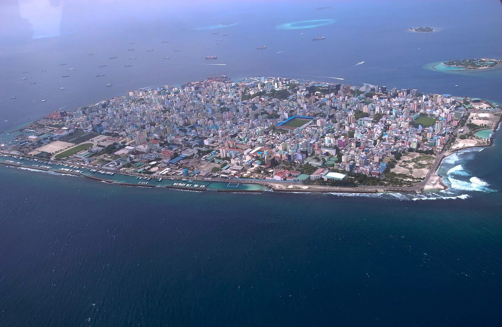 Male город. Город Мале Мальдивы. Мале город в океане столица Мальдивской Республики. Столица Мальдив - город Мале.. Население Мале Мальдивы.
