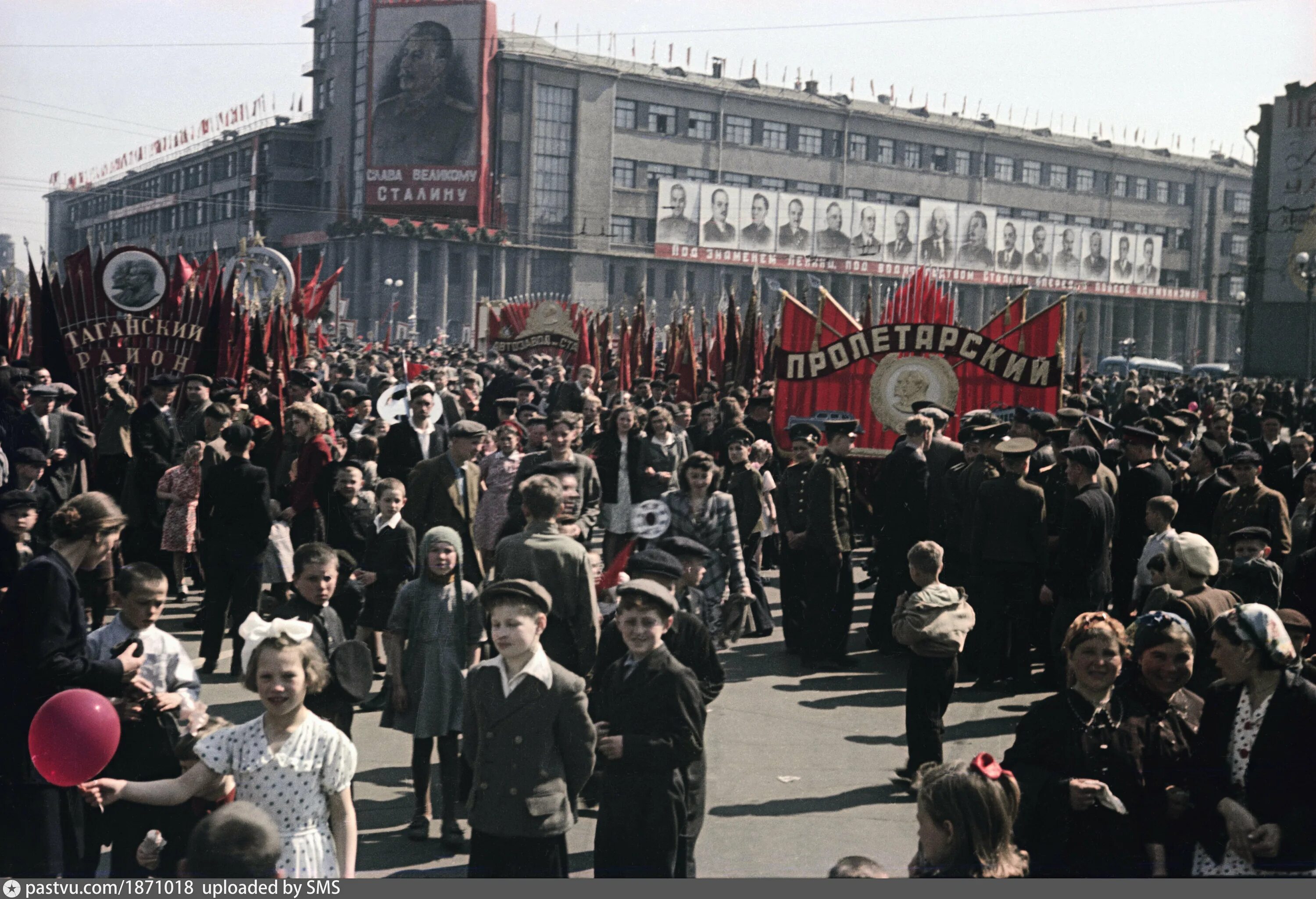 1948 Год СССР. Первомай в 1950-е годы Ленинград. Парад 1 мая 1946 года в Москве. Первомайская демонстрация в СССР 1930-Е.