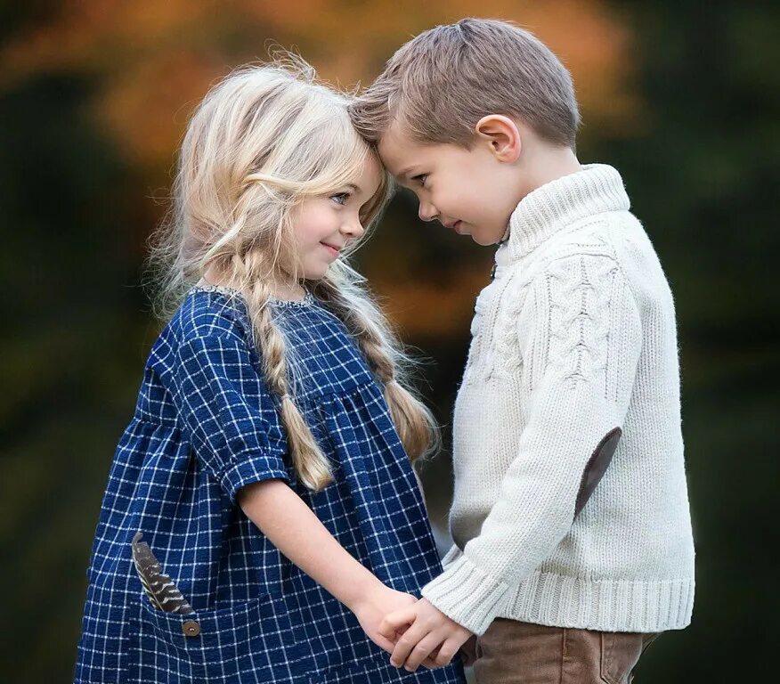 Мальчик и девочка обнимаются. Первая любовь. Девочка с цветами. Поцелуй в щеку. Мальчик с цветами.