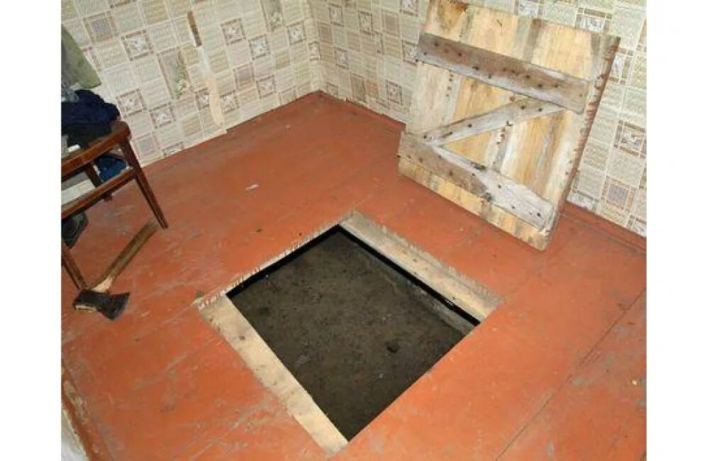 Погреб. Подполье в доме. Люк подпола в частном доме. Погреб в деревянном доме. Подполье под.