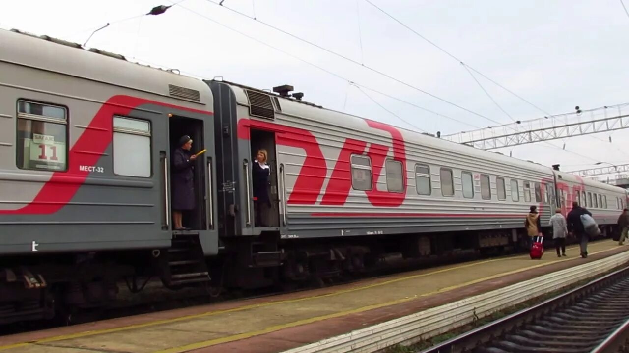 Поезд в крым. Омск владивосток сколько на поезде. Поезд 008н омск владивосток. Поезд омич. Пассажирский поезд омск.