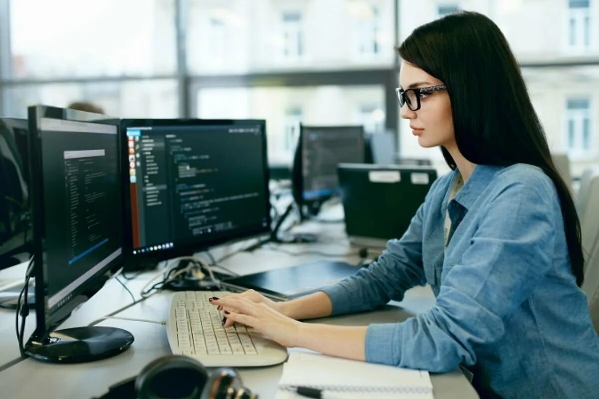 Девушка программист. Программистка. Девушка программист. П***** женщин. Программирование фото.
