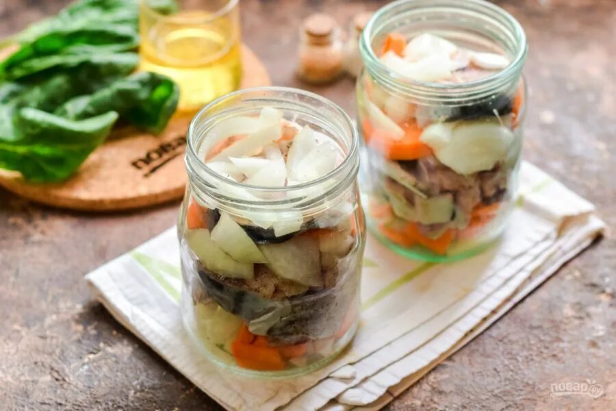 Банк рецептов фото. Скумбрия в банке. Скумбрия соленая в банке с овощами. Скумбрия в банке в собственном соку. Скумбрия с овощами соленая.