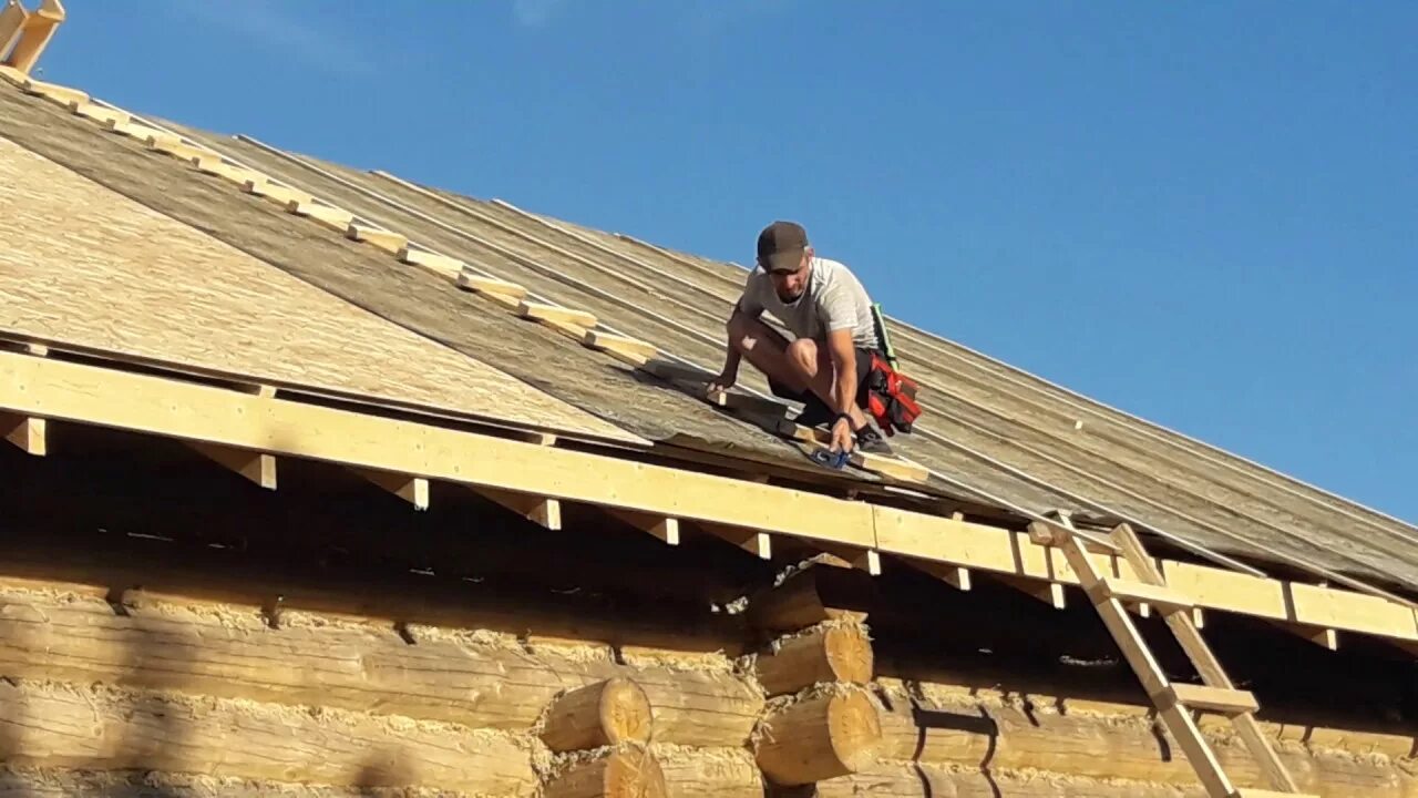 Крыша покрытая рубероидом. Рубероид для крыши. Деревянная крыша покрытая рубероидом. Рубероид на двухскатную крышу.
