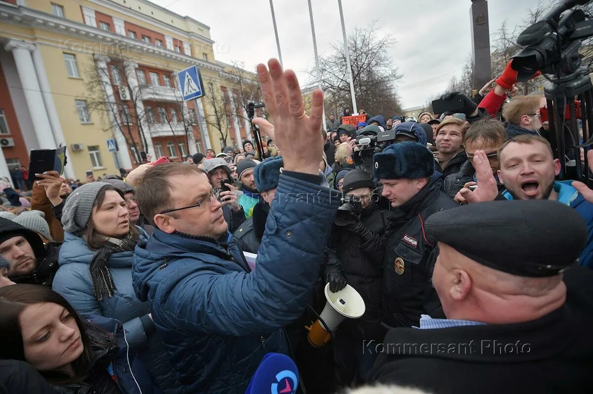 Зимняя вишня Кемерово Тулеев. Кемерово митинг. Стихийный митинг в Кемерово. Митинг в Кемерово сегодня.