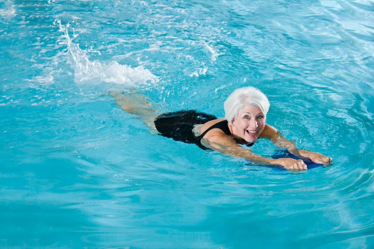 Бабушки в бассейне. Aqua private. Женщина 50 лет в бассейне. Бабушки в бассейне. Бабушки в бассейне.