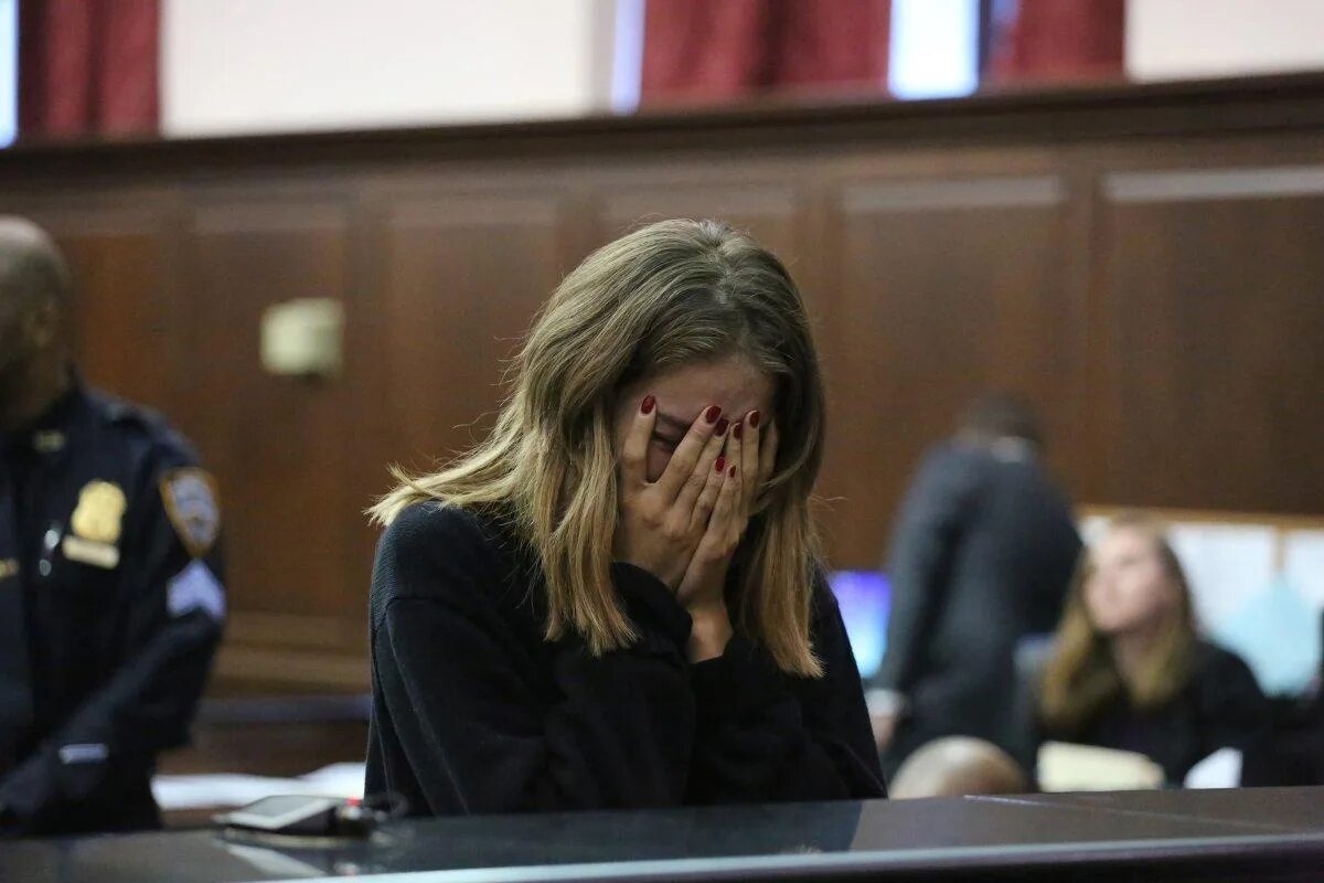Женщина суд. Девушка в суде. Девушка плачет в суде.