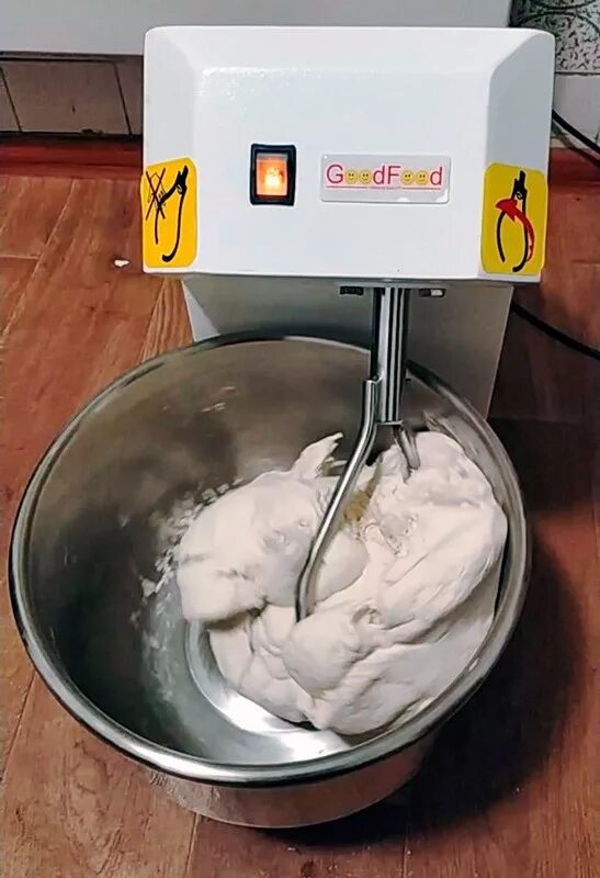 Замес теста в тестомесильной машине. Замес крутого теста. Тесто. Замес крутого теста. Тестомес для крутого теста goodfood sm2.