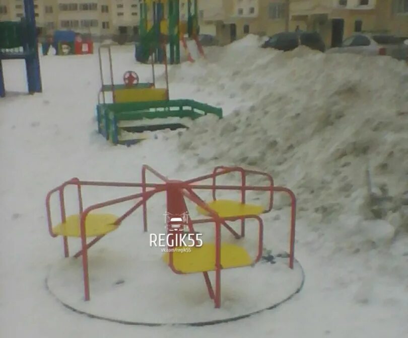 должны ли чистить снег на детской площадке