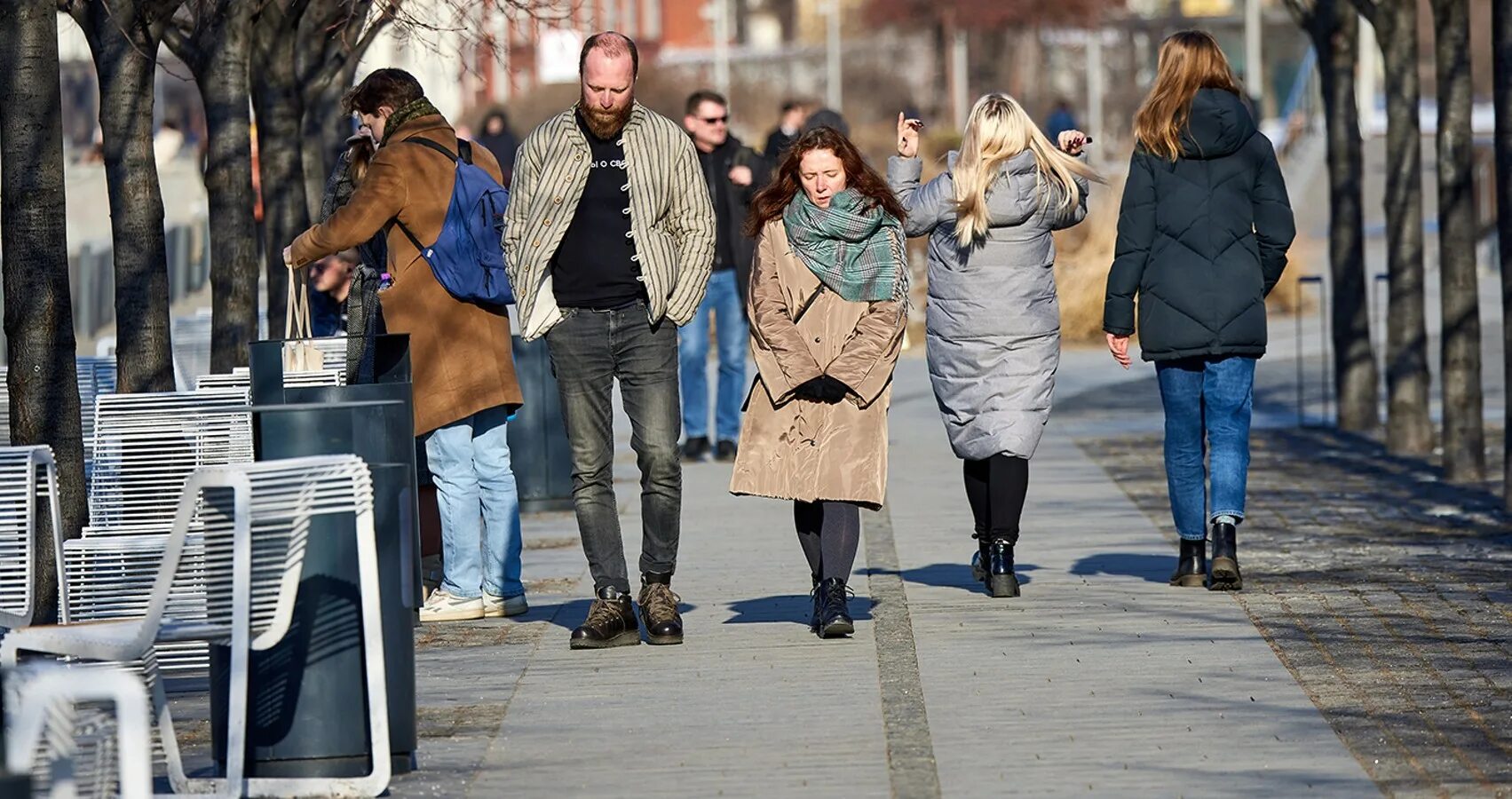 Москва люди. Люди в Москве весной. На улицу без шапки. Когда можно ходить без шапки