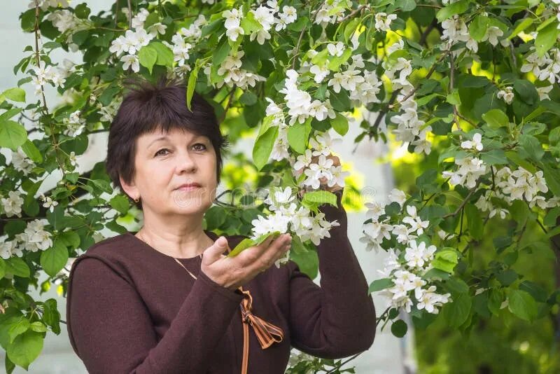 Девушка с яблоком. Женщина яблоня. Красивая девушка с яблоком. Девушка у цветущей яблони. Девушка в цветущем саду.
