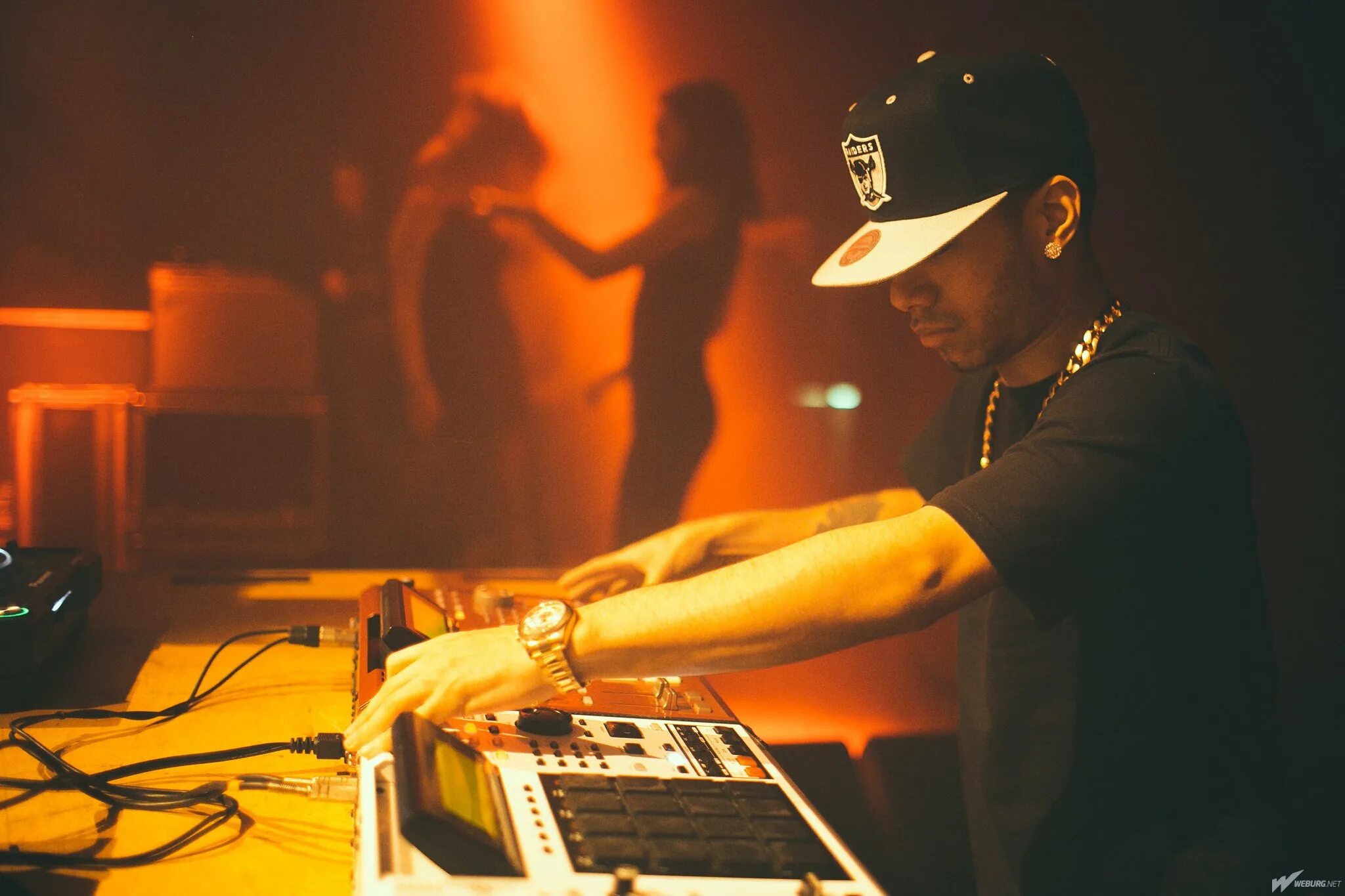 хип хоп иджей. диджей битмейкер уличный. создание музыки. битмейкер и рэпер. диджей битмейкер уличный.