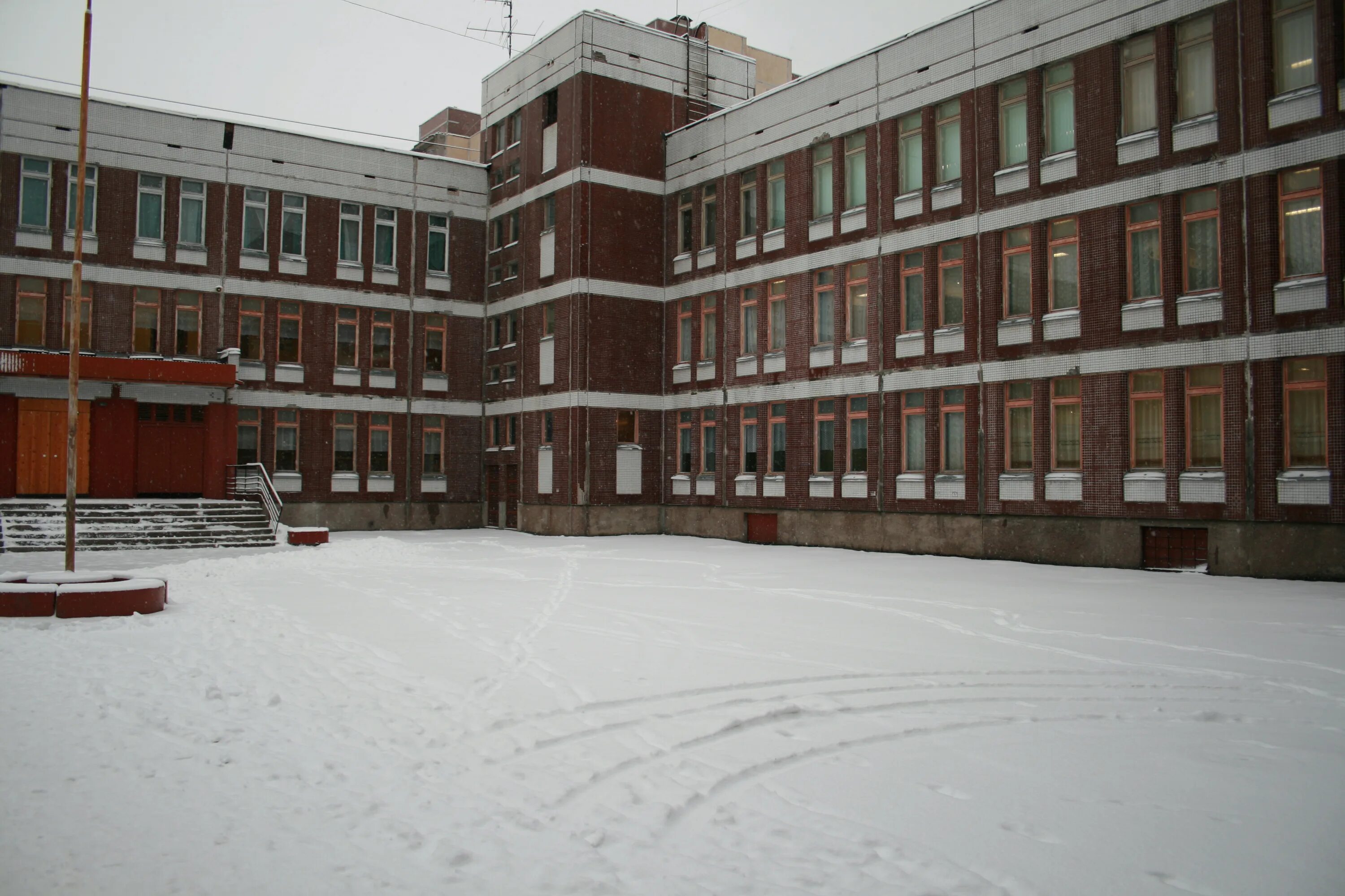 Школа 34 Москва. Школа зима. Здание школы зимой. Школа в Москве зимой. Школы г зима