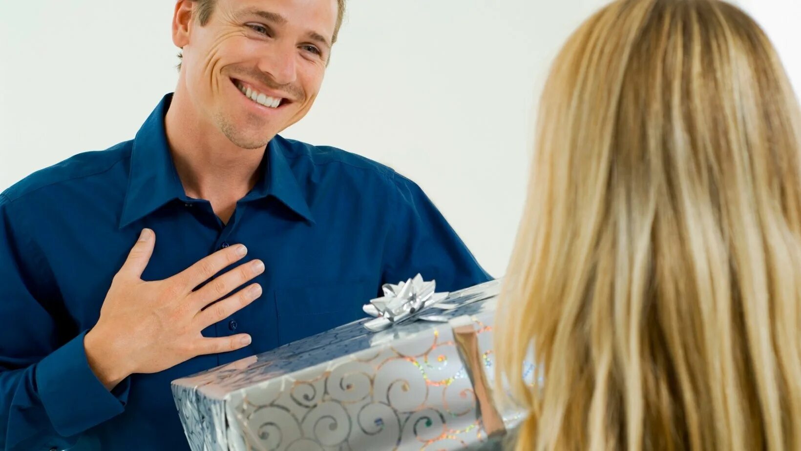 Женщины получают больше мужчин. Подарок " мужчине". Вручение подарка. Человек с подарком. Вручает подарок.