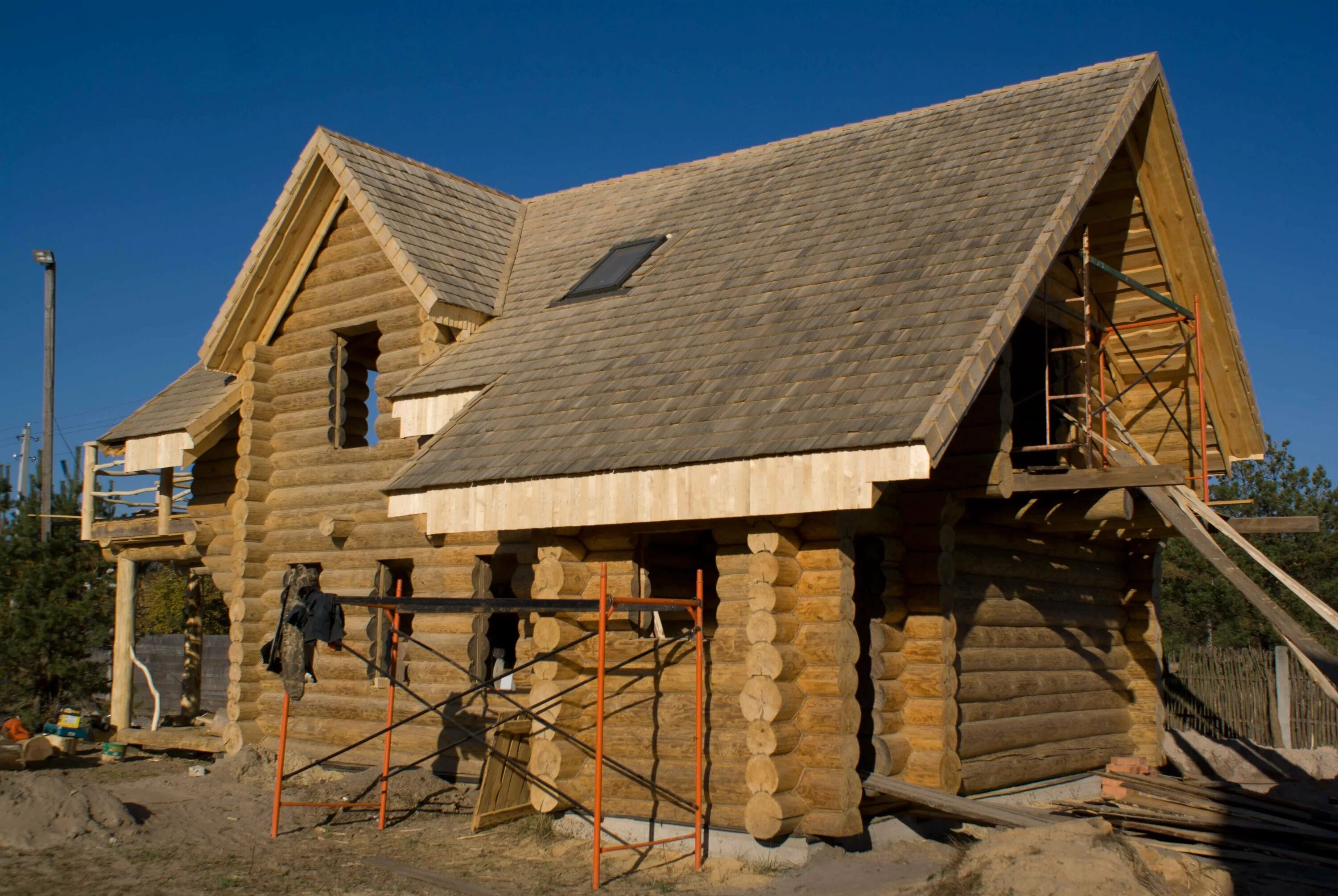 Кровля деревянного дома. Крыши деревянных домов. Крыши старых деревянных домов. Реконструкция деревянных домов.
