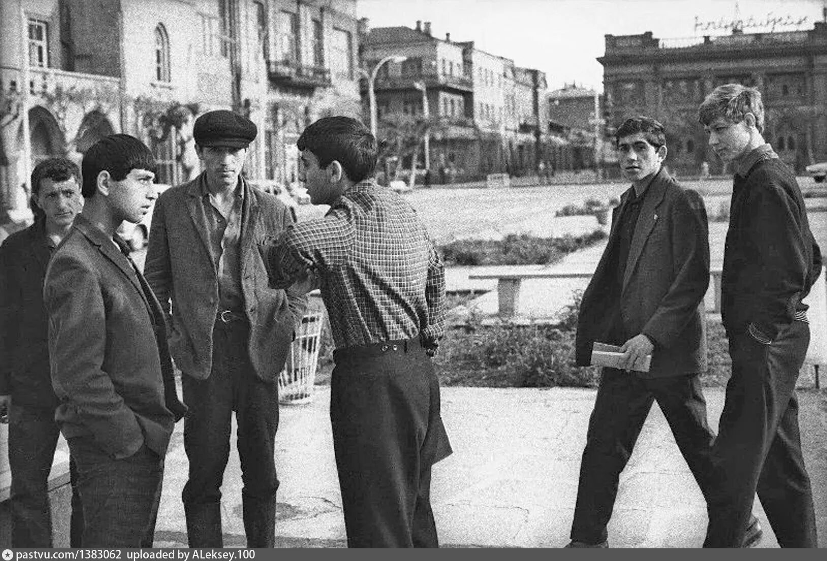 Против чего выступала молодежь в 1960 е. Молодежь ссср 1960е. 60е ссср молодежь. молодежь ссср 1960е москва. ереван 60-е годы.