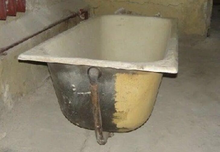 Советская чугунная ванна. Старинная чугунная сидячие ванны. Вес старой чугунной ванны. Вывоз чугунных ванн.