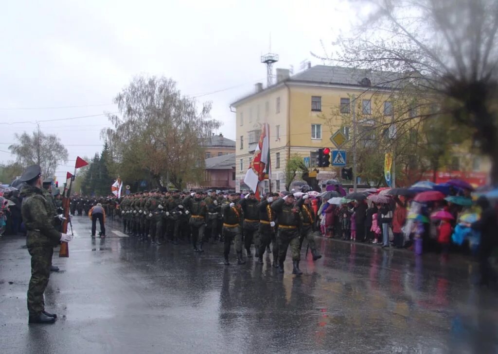 Парад в Чебаркуле. День Победы в Чебаркуле. Парад Победы Чебаркуль 2010. Чебаркуль аллея героев парад.