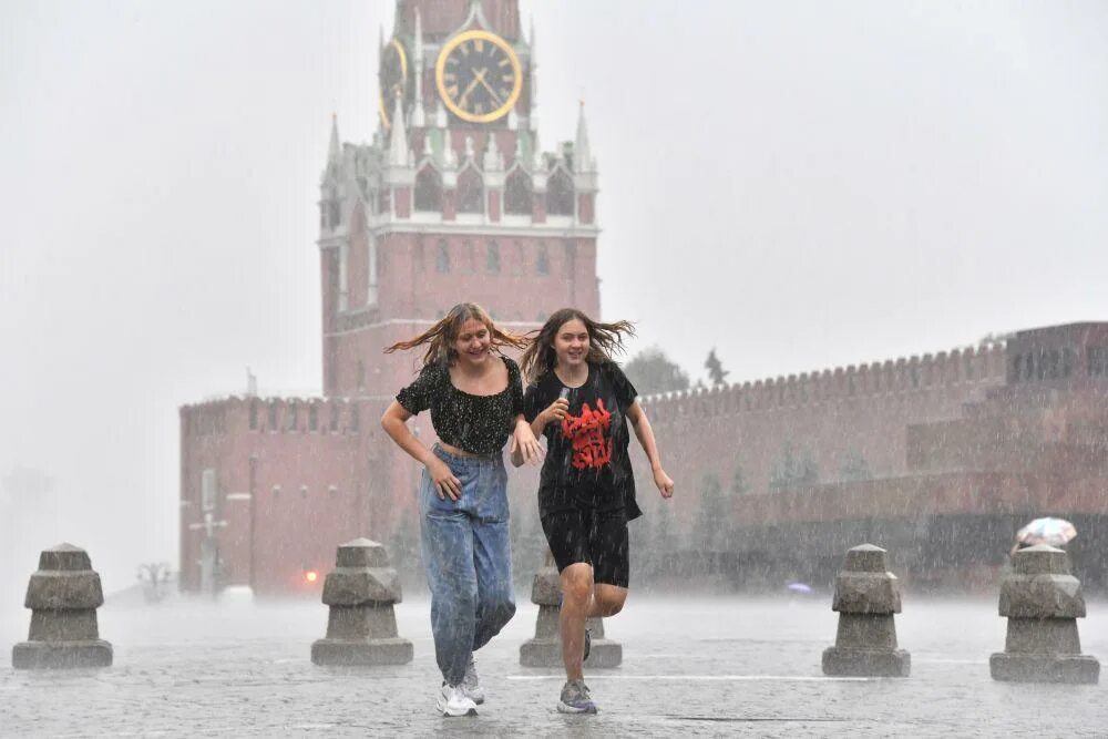 Самый дождливый месяц лета. Самый пасмурный год в Москве. Самый дождливый месяц в Москве. Самый дождливый день в году. Дождливые дни в Москве за год.