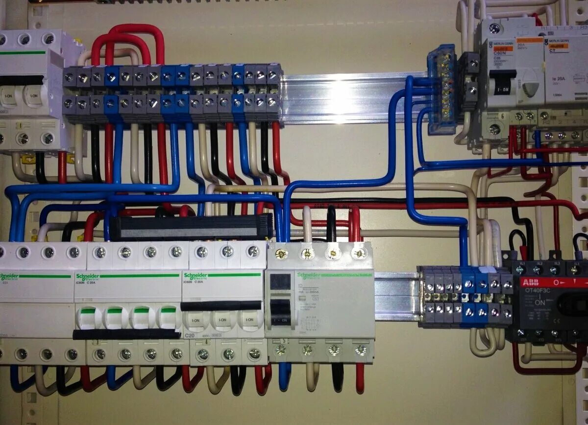 Щит 380 квартирный на Schneider Electric. Распределительный щит для электропроводки 7к-52. Электромонтаж в распределительных щитах.