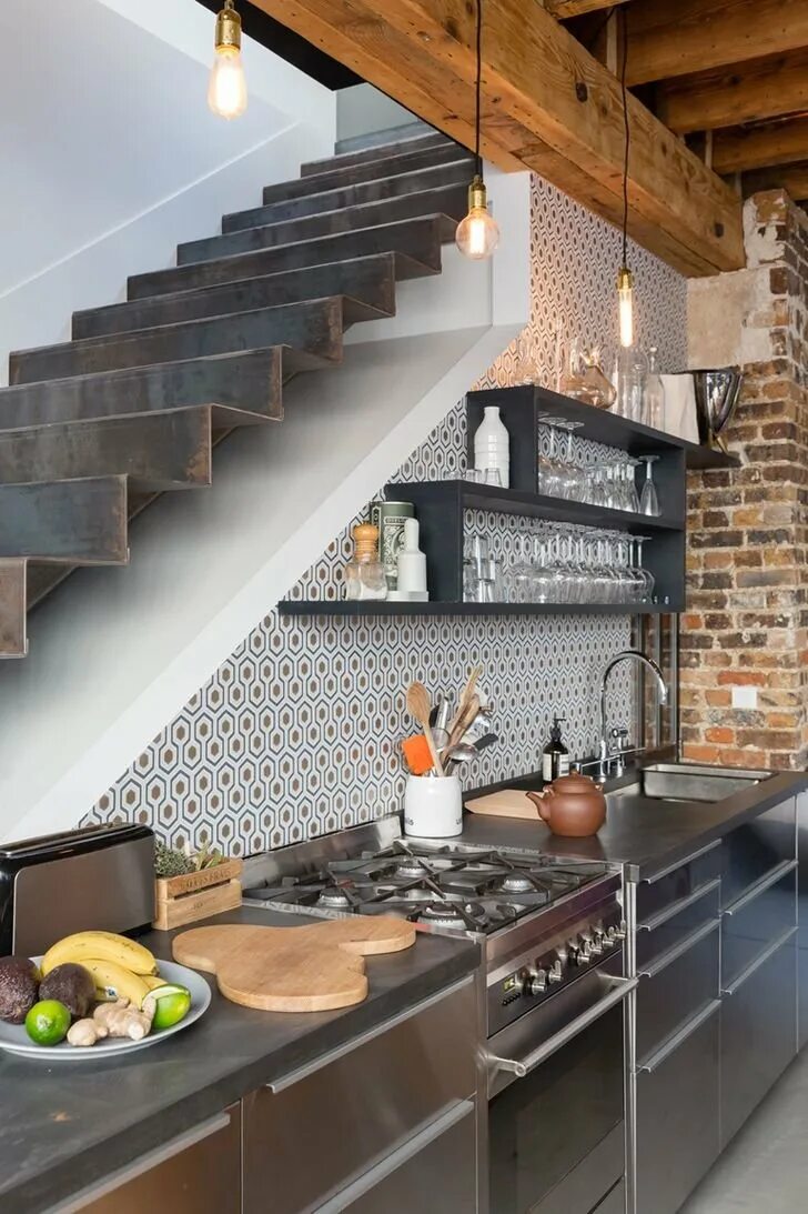 Печем лесенки. Интерьер кухни с лестницей. Кухня под лестницей. Кухня под лестницей в частном доме. Угловая кухня под лестницей.