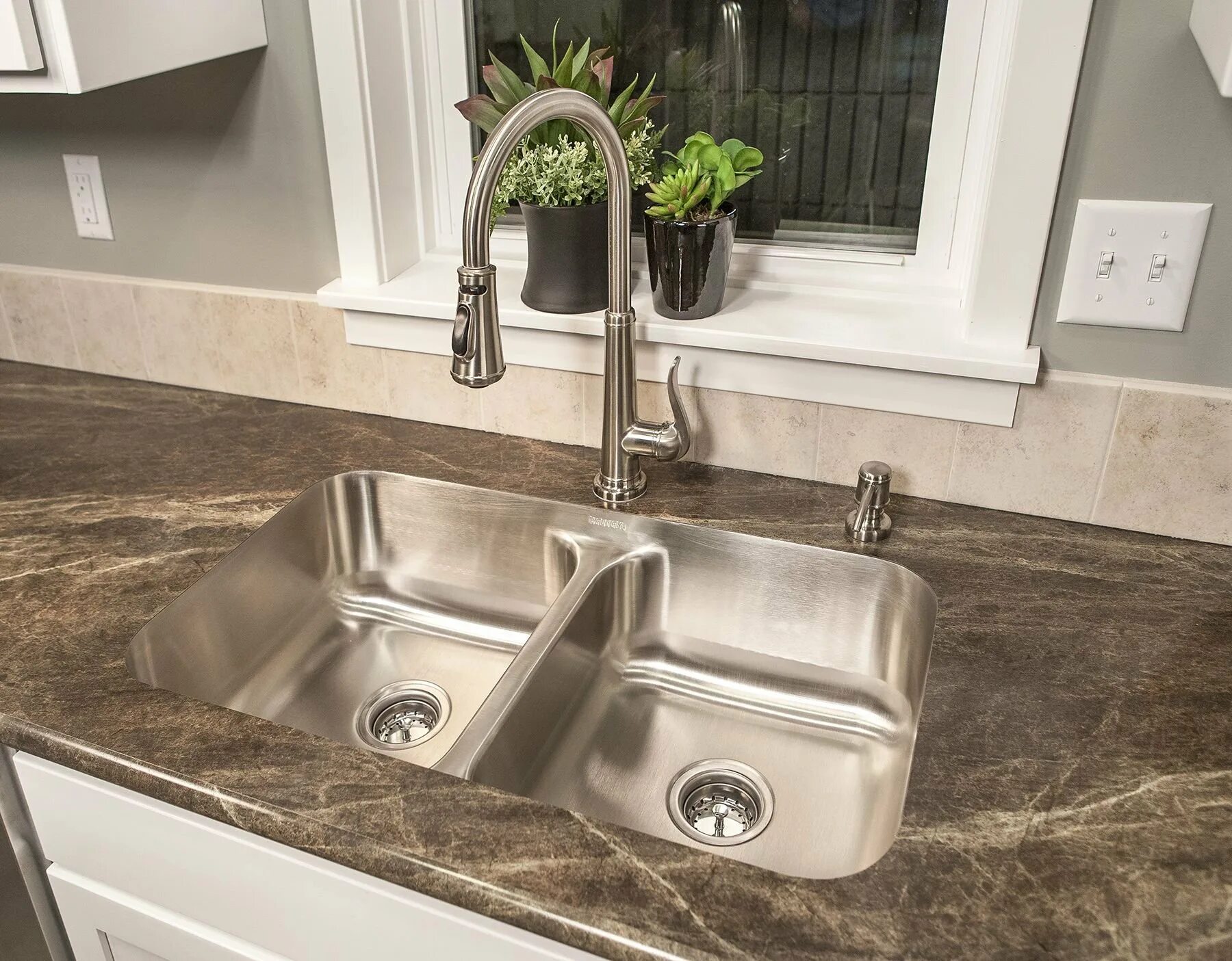 Узкие мойки. Undermount Sink. Кухонная мойка со смесителем необычная. Kitchen Sink. Кухонная мойка красивая аксессуары.