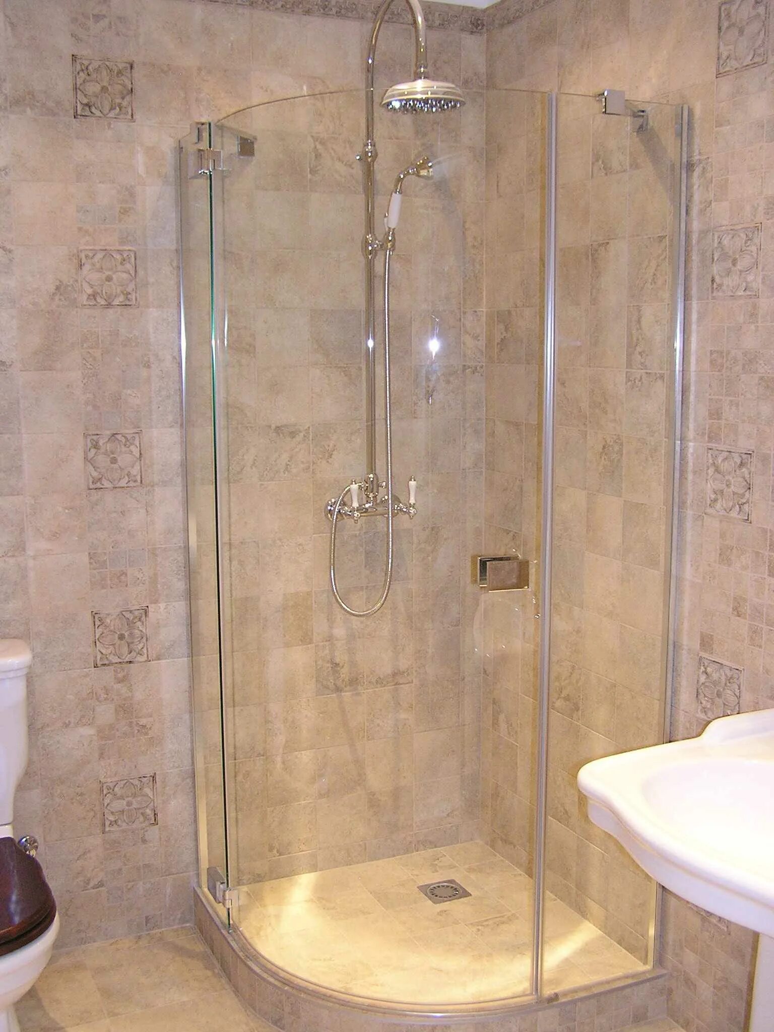 Душевая кабинка из плиточки. Душевая кабина глубокая своими руками. Душевая с поддоном из плитки. Душевой уголок без поддона октагон. Душевая кабина с поддоном из плитки.