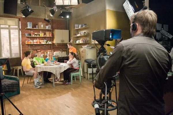 Студия сериала воронины. Где снимали универ новая. Съемочная площадка интерны. Съемочная группа саша таня. Где снимали универ новая.