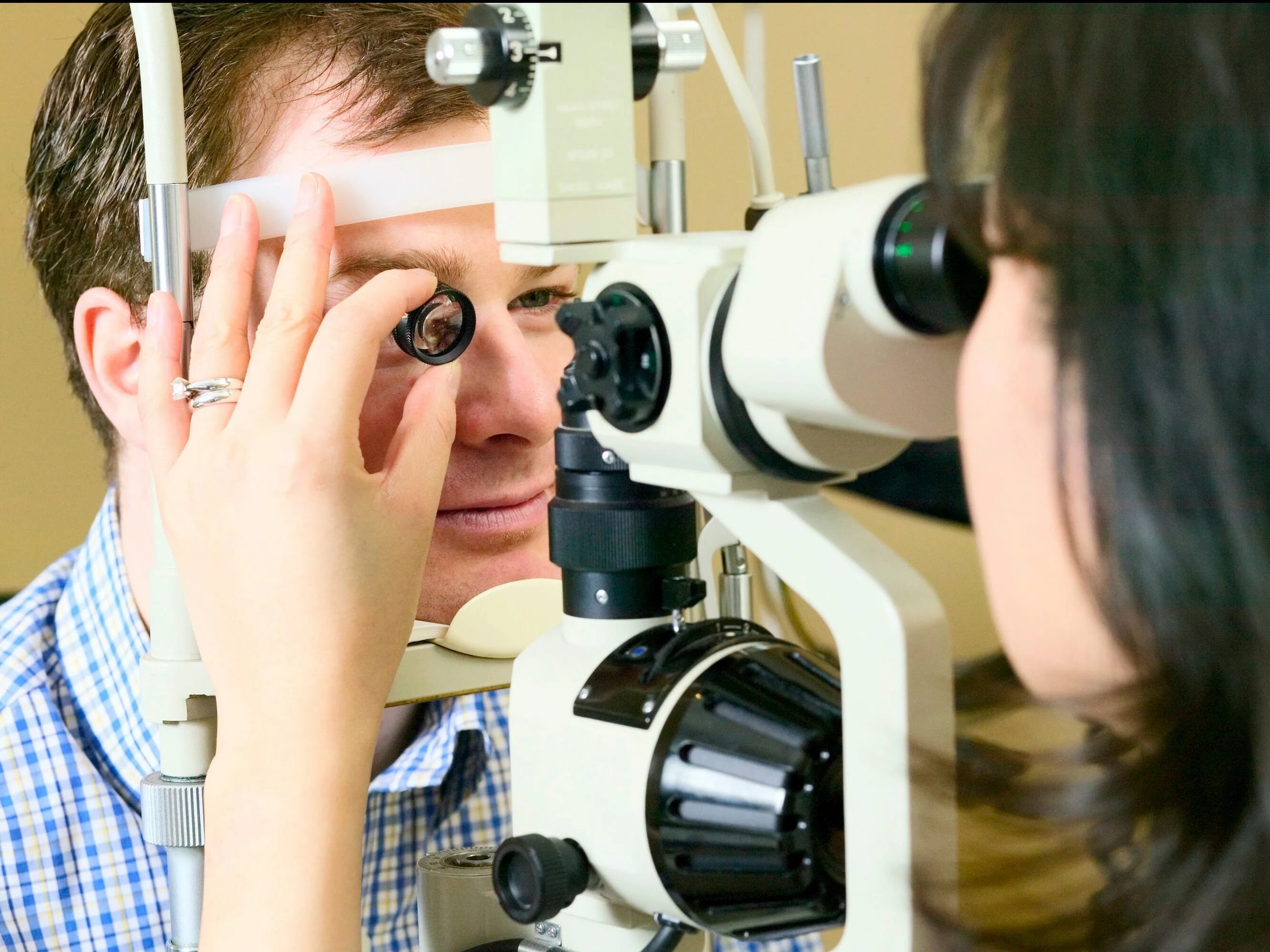 Ухудшение зрения в сумерках. Ухудшение зрения. Прием офтальмолога. Микроскоп окулиста.