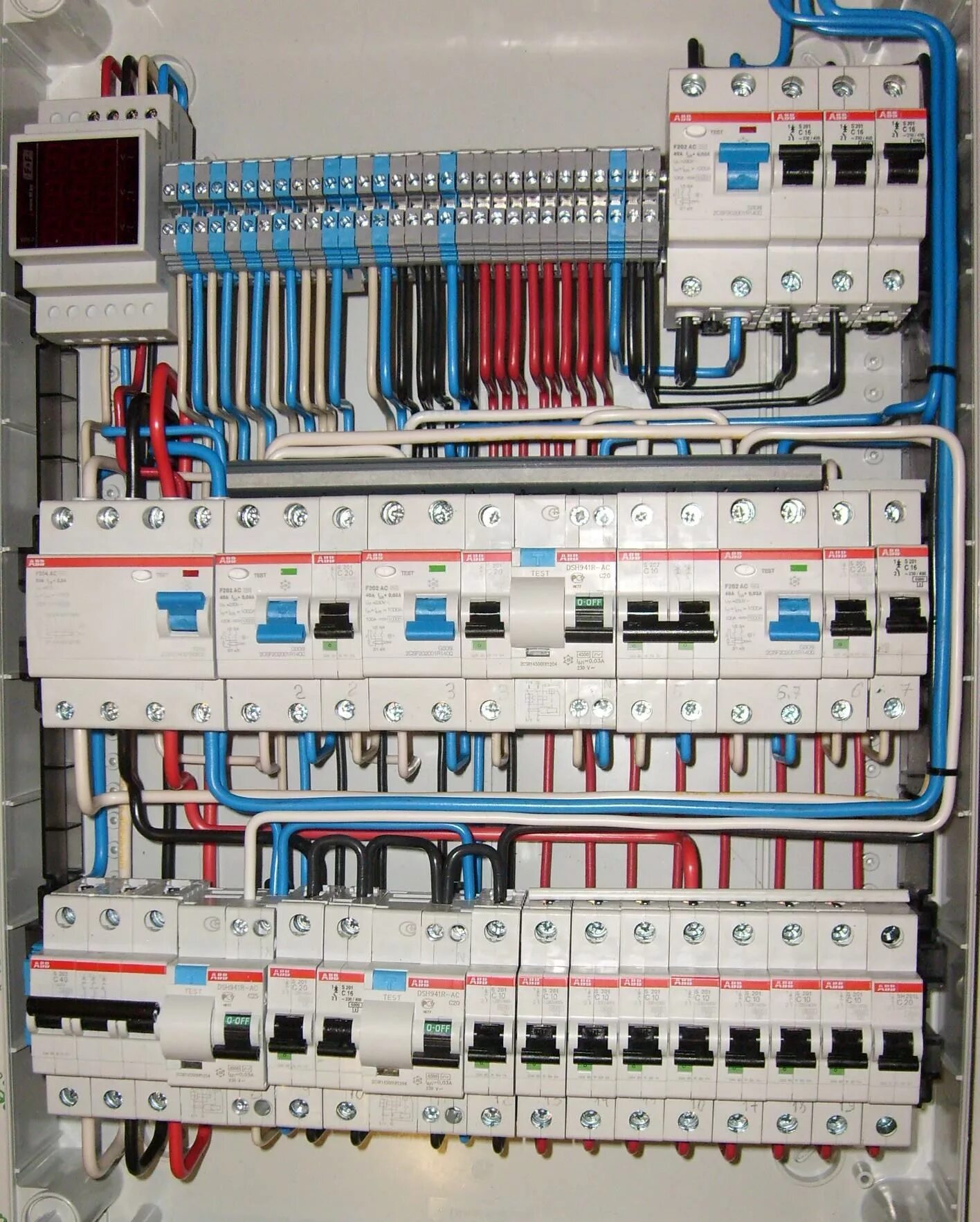Щит распределительный собранный. Щит распределительный квартирный расключенный. Электрощит автоматов электрощит. Распределительный электрощит щит электрический. Электрощит на 30 автоматов.