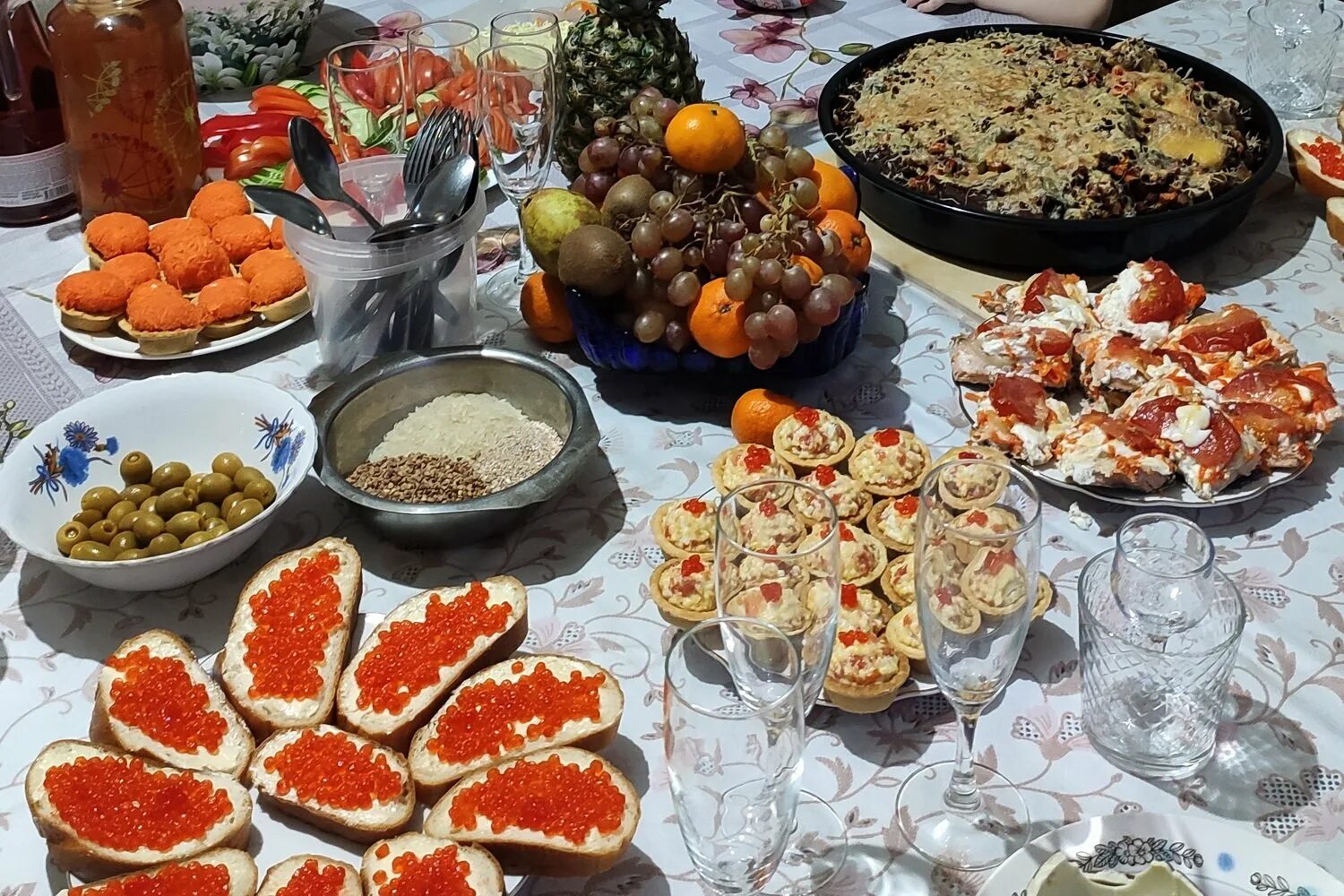 рождественский праздничный стол 2023 года-. красивая сервировка стола на новый год. новогодние блюда. накрыть стол на новый год 2023. что поставить на стол 2023.