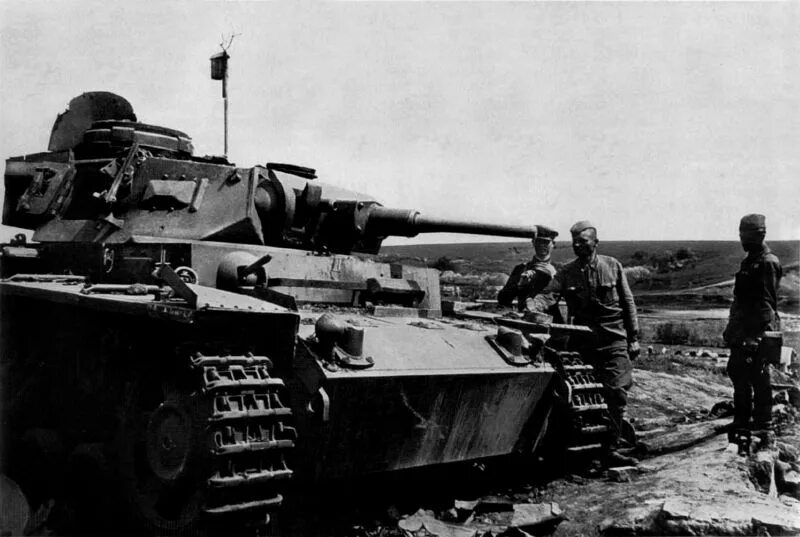 Сколько фашистских танков уничтожил артиллерист. Танк тигр 1942 года. Немецкие танки 1941 -1942. Panzer 3 подбитый. Подбитый немецкий танк PZ-3.
