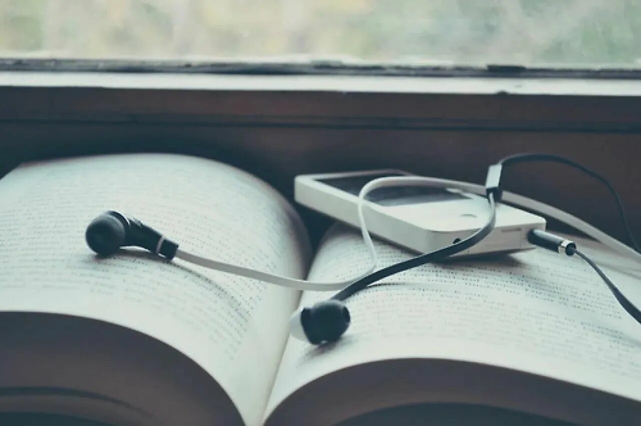 Книга и наушники. Neuhaus the art of piano playing. Наушники на фоне книг. Наушники эстетика. Книга и наушники.