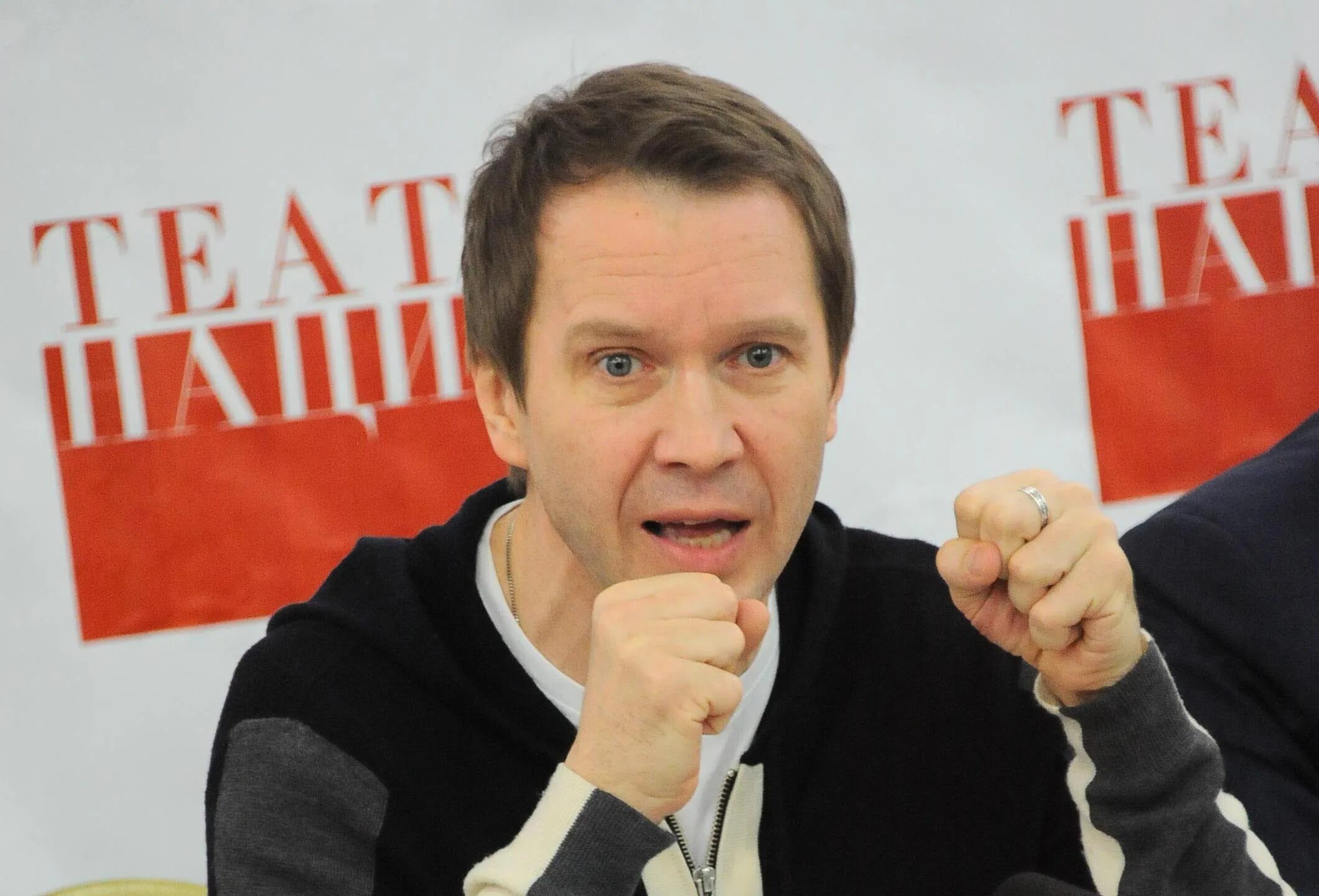 Театр наций руководитель. Евгений миронов театр наций. театр наций худрук миронов. евгений миронов директор театра. миронов художественный руководитель театра наций.