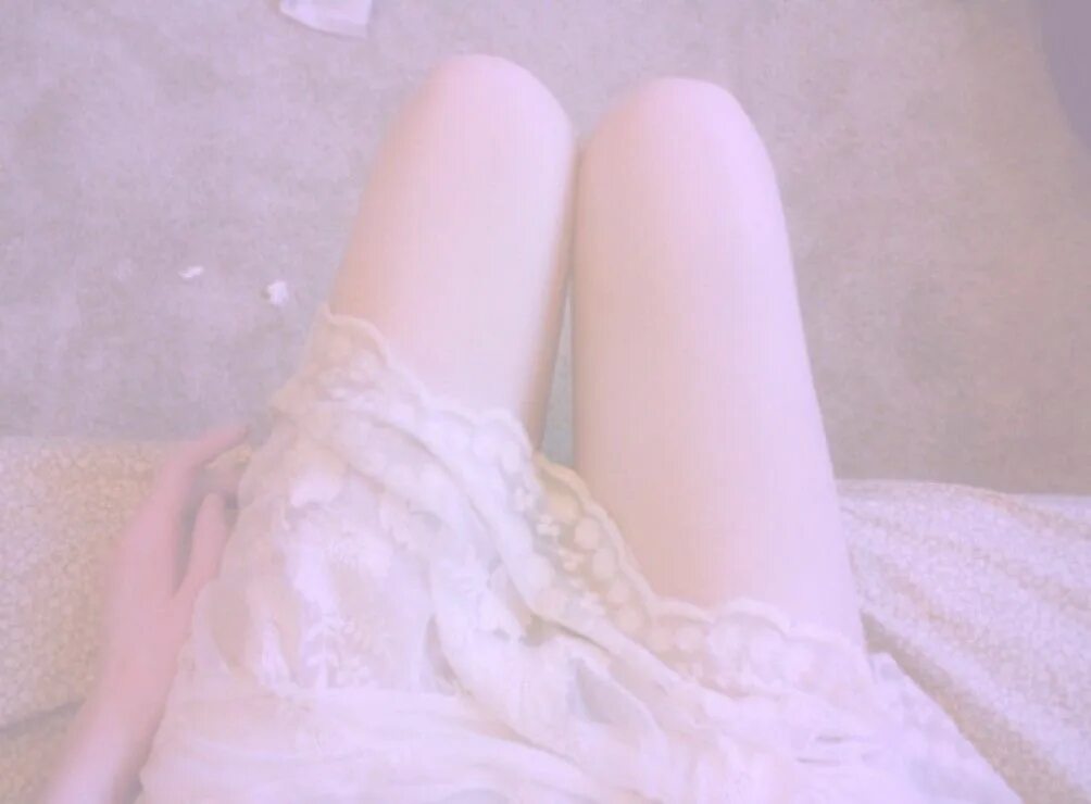Бледные ноги. Бледные ноги девушки. Красивые бледные ноги. Ноги Эстетика. Холодные бледные ноги