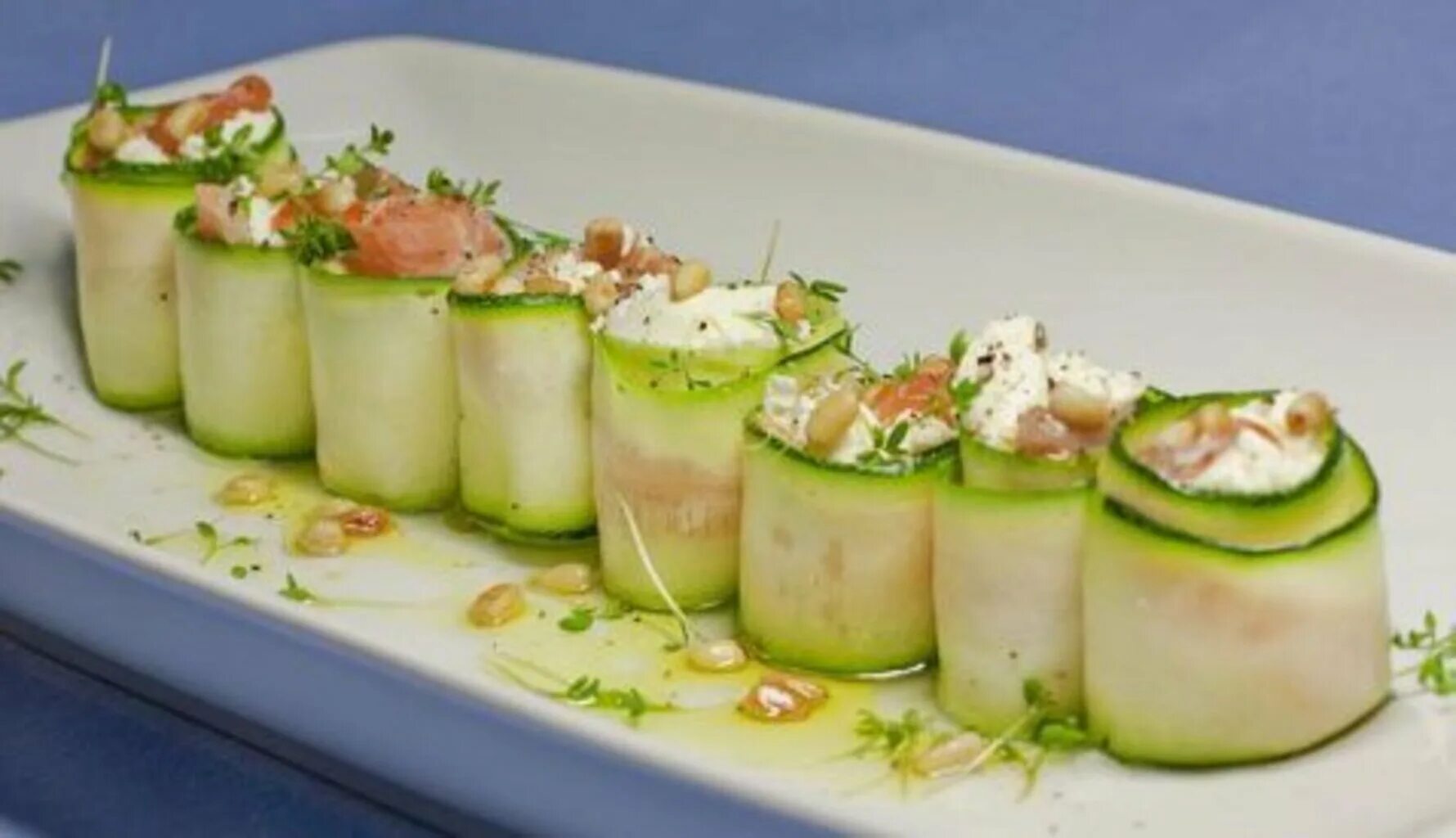 Рулетики из огурца. Рулеты из цукини с творожным сыром. Закуска с рыбой и огурцом. Закуска рулетики из огурца. Рулетики из огурца.