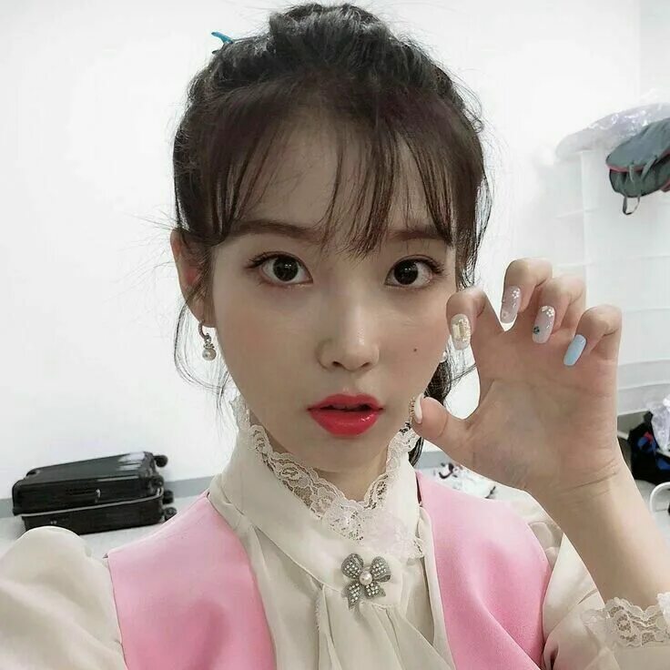 Nail idol. Nail idol. Корейская косметика реклама. Маникюр блэк пинк. Iu селфи 2022.
