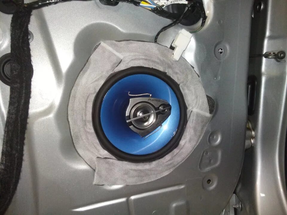 Динамики рено сандеро степвей 2. Штатные динамики renault sandero 2. Динамики 16 в сандеро 1. 16 динамики в рено сандеро 1. Динамики 16 рено сандеро.